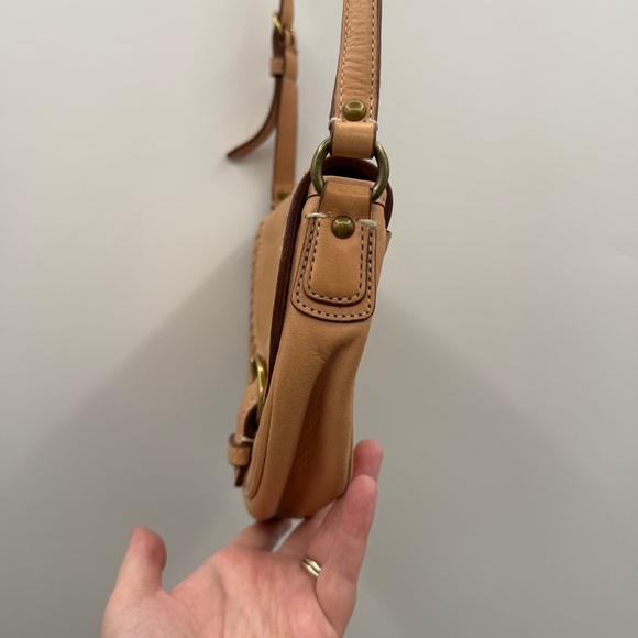 COACH Saddle Crossbody Bag Tan‎ Leather Buckle Flap Adjustable Strap - Picture 5 of 12